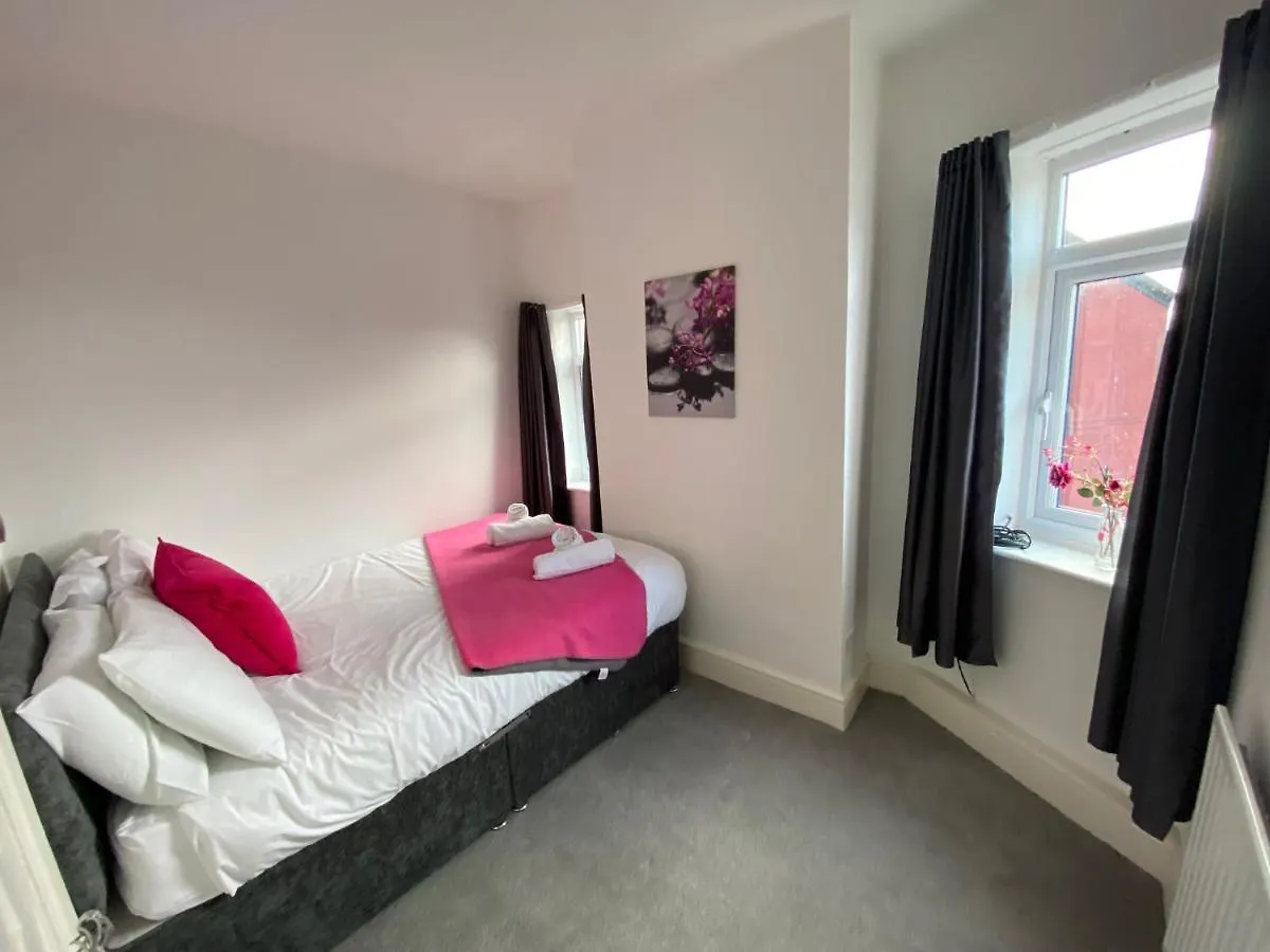 Blackpool Abode - Ansdell House Holiday home